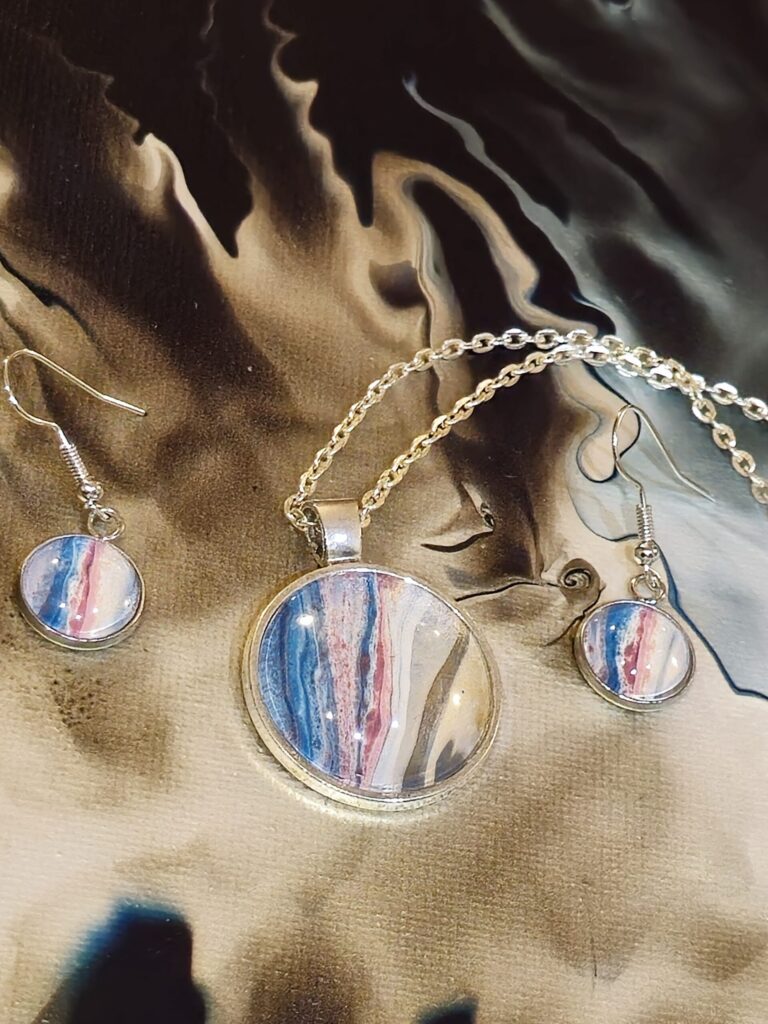 gioielli artigianali fluid art coordinato collana in lega di zinco e orecchini in acciaio inossidabile con cabochon in vertro 25mm e 12mm vernice acrilica blu celeste rosa bianco perlati