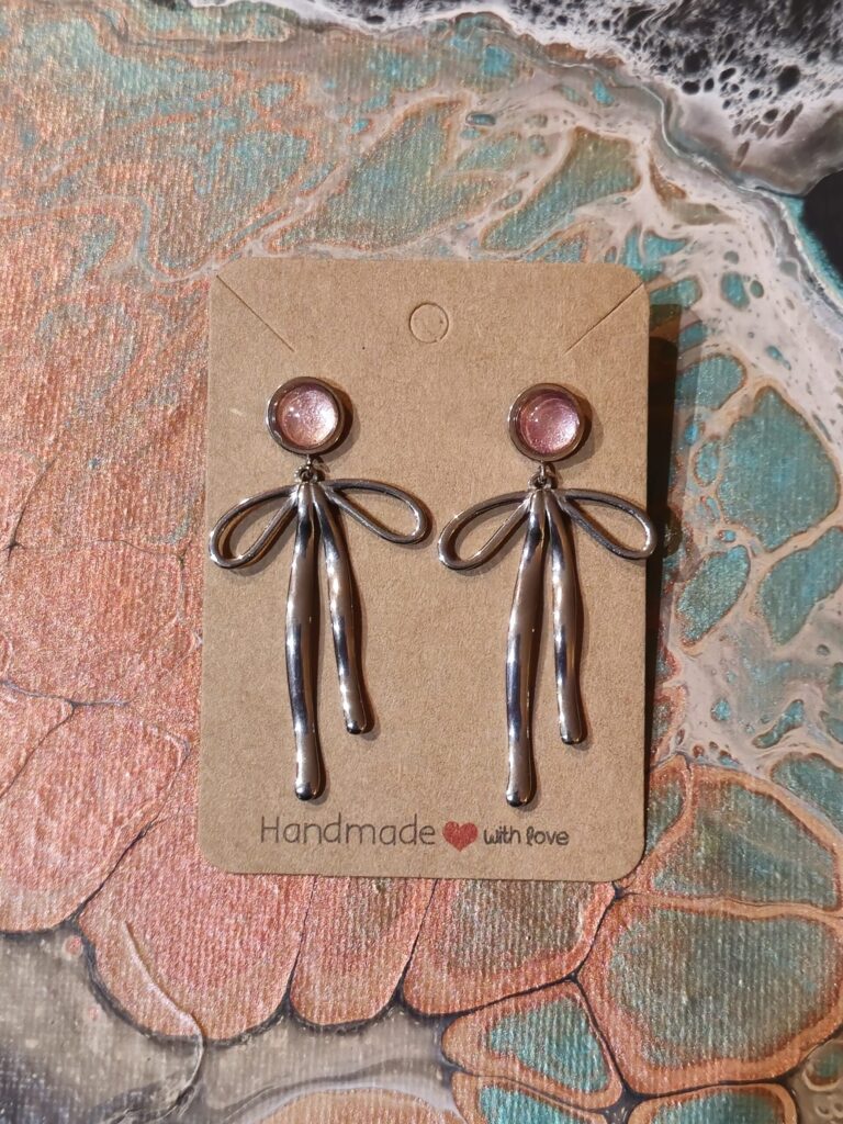 orecchini artigianali fluid art in acciaio inossidabile pendenti a forma di fiocco cabochon vetro rotondo 8mm gancio monachina, vernice acrilica rosa perlato