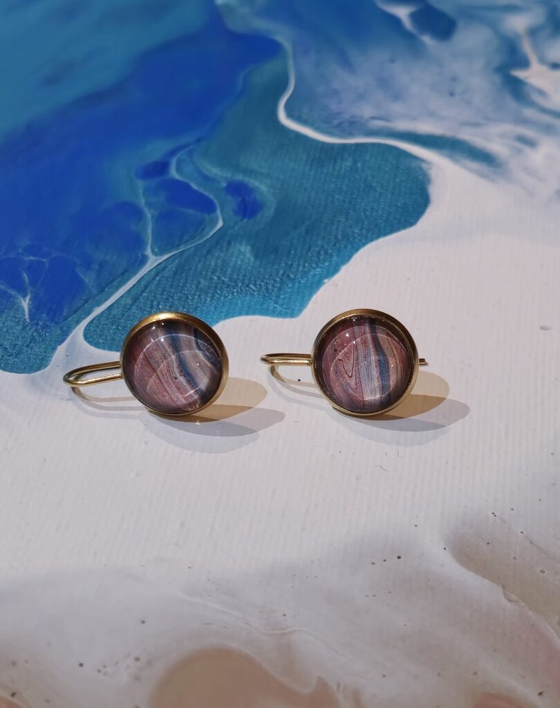 Orecchini artigianali fluid art in acciaio inossidabile placcato color oro gancio monachina cabochon in vetro 12mm vernice acrilica rosa celeste bianco perlati