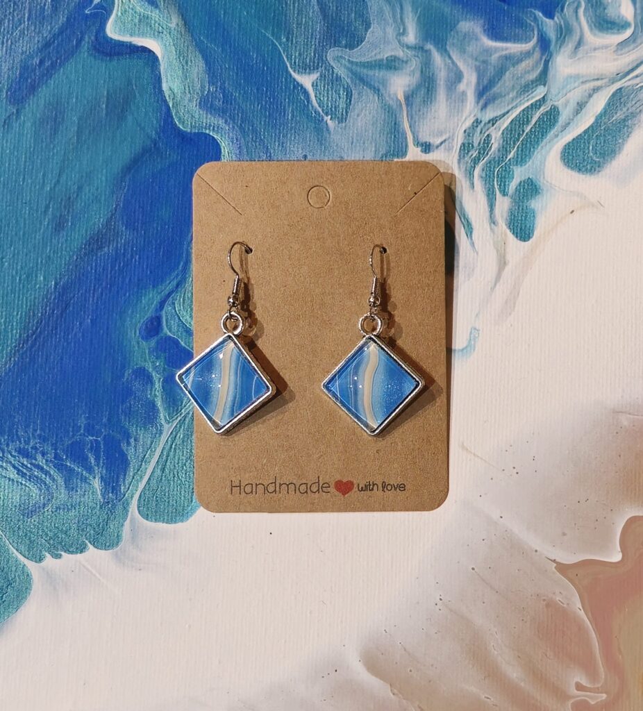 orecchini artigianali fluid art in acciaio inossidabile con cabochon vetro quadrato forma a rombo 15mm gancio monachina, vernice acrilica azzurro bianco argento