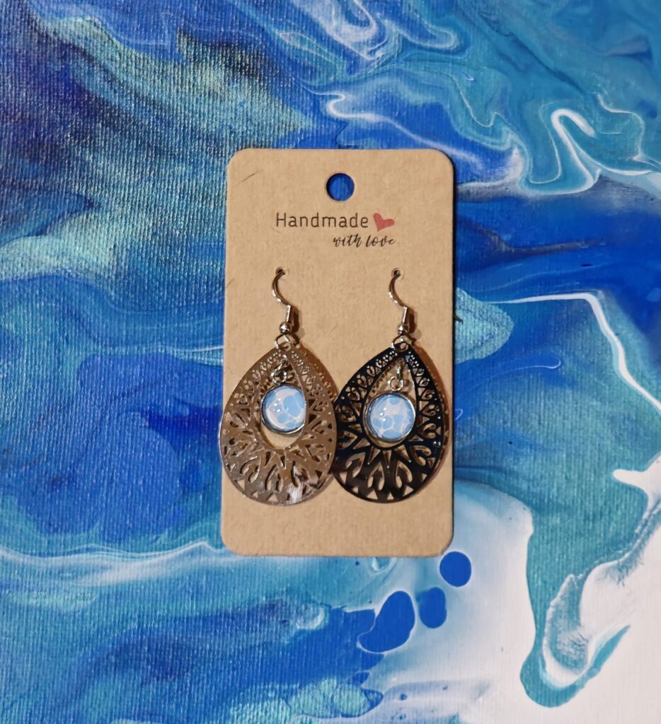 Orecchini artigianali fluid art in acciaio inossidabile forma goccia con cuoricini cabochon in vetro 8mm vernice acrilica celeste e bianco