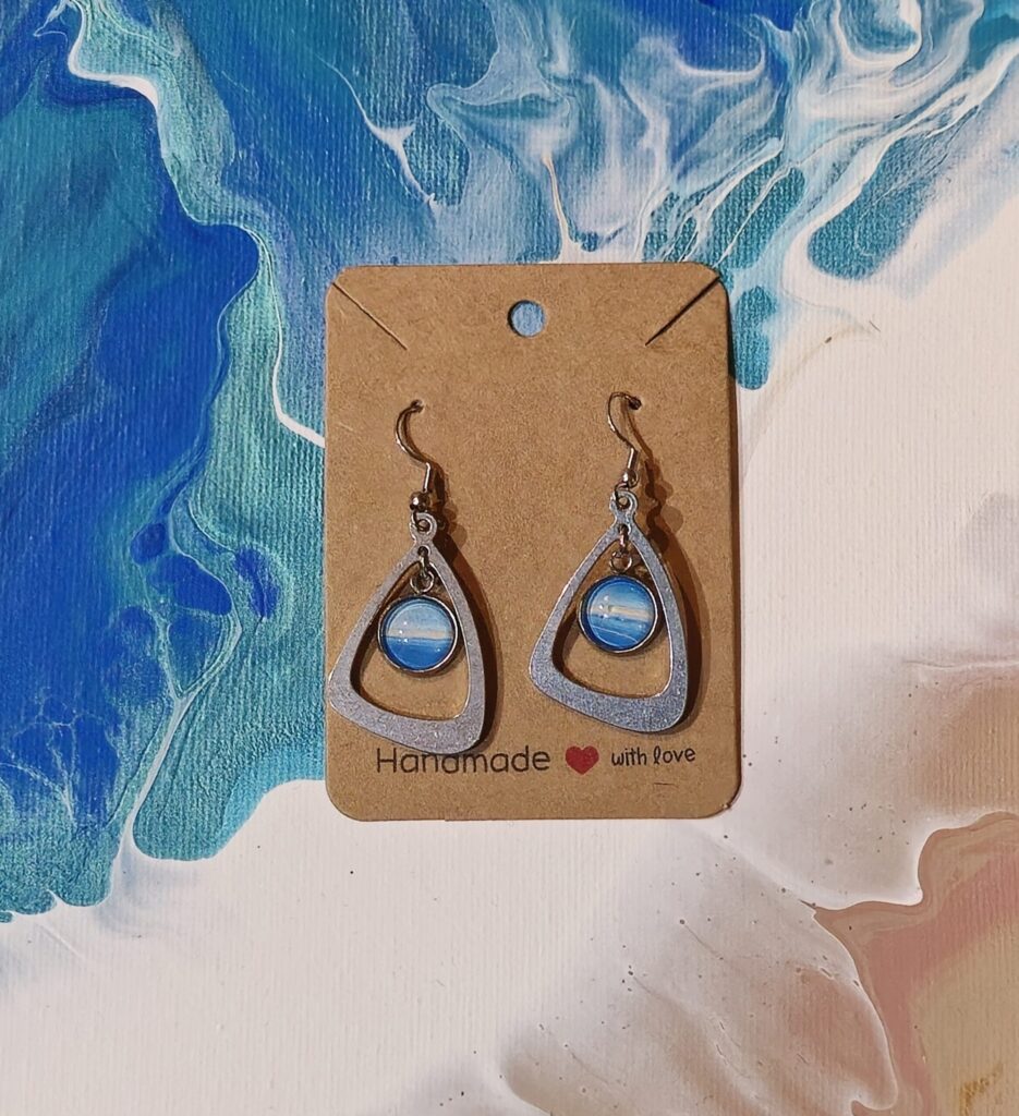 orecchini artigianali fluid art in acciaio inossidabile forma a goccia pendenti cabochon vetro rotondo 10mm gancio monachina, vernice acrilica celeste argento bianco