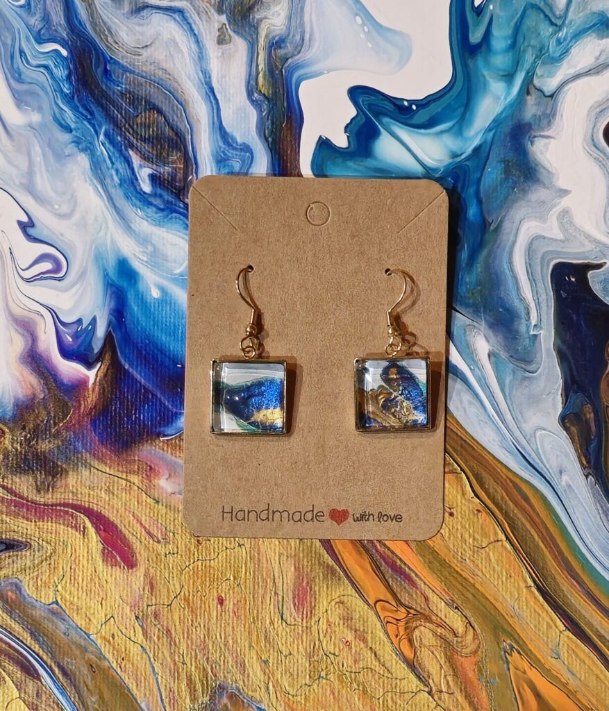 orecchini artigianali fluid art in acciaio inossidabile placcato color oro con cabochon vetro quadrato 15mm gancio monachina, vernice acrilica blu oro bronzo iridescenti