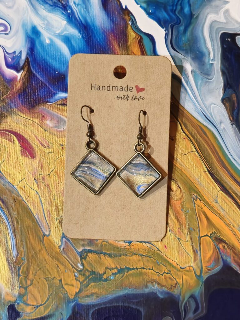 orecchini artigianali fluid art in lega bronzo con pendente rombo cabochon in vetro 15mm quadrato gancio monachina vernice acrilica oro bronzo blu