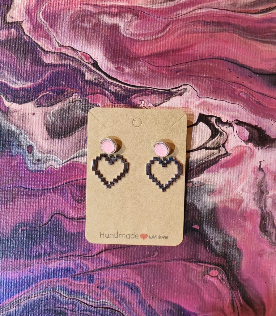 orecchini artigianali fluid art in acciaio inossidabile forma cuore cabochon in vetro 12mm vernice acrilica color rosa