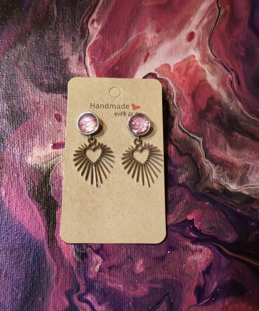 Orecchini artigianali fluid art in acciaio inossidabile forma cuore cabochon in vetro 8mm vernice acrilica rosa perlato