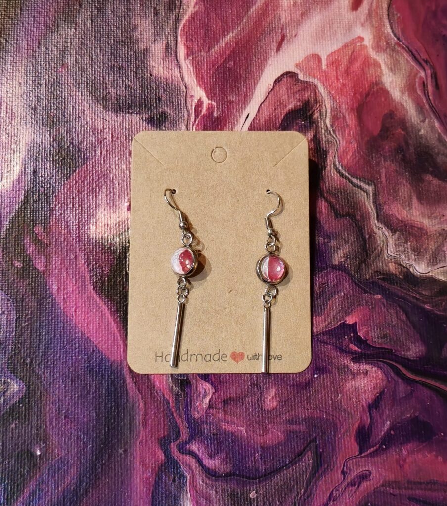 Orecchini artigianali fluid art in acciaio inossidabile gancio monachina cabochon in vetro 12mm vernice acrilica rosso e rosa perlati