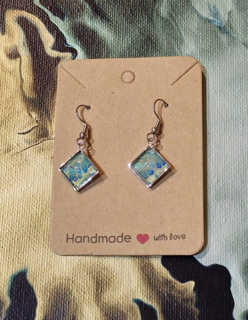 orecchini artigianali fluid art in acciaio inossidabile con cabochon vetro quadrato forma a rombo 10mm gancio monachina, vernice acrilica verde giallo oro iridescente