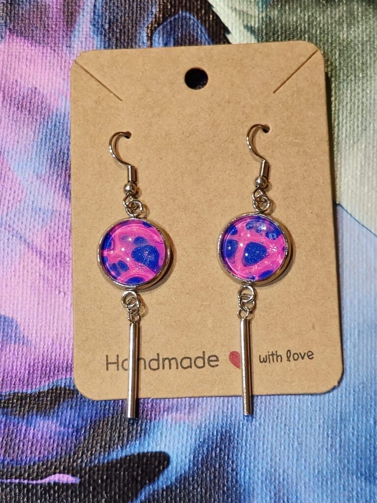 orecchini artigianali fluid art in acciaio inossidabile con pendente cabochon vetro rotondo 18mm gancio monachina, vernice acrilica fluo magenta e blu reale