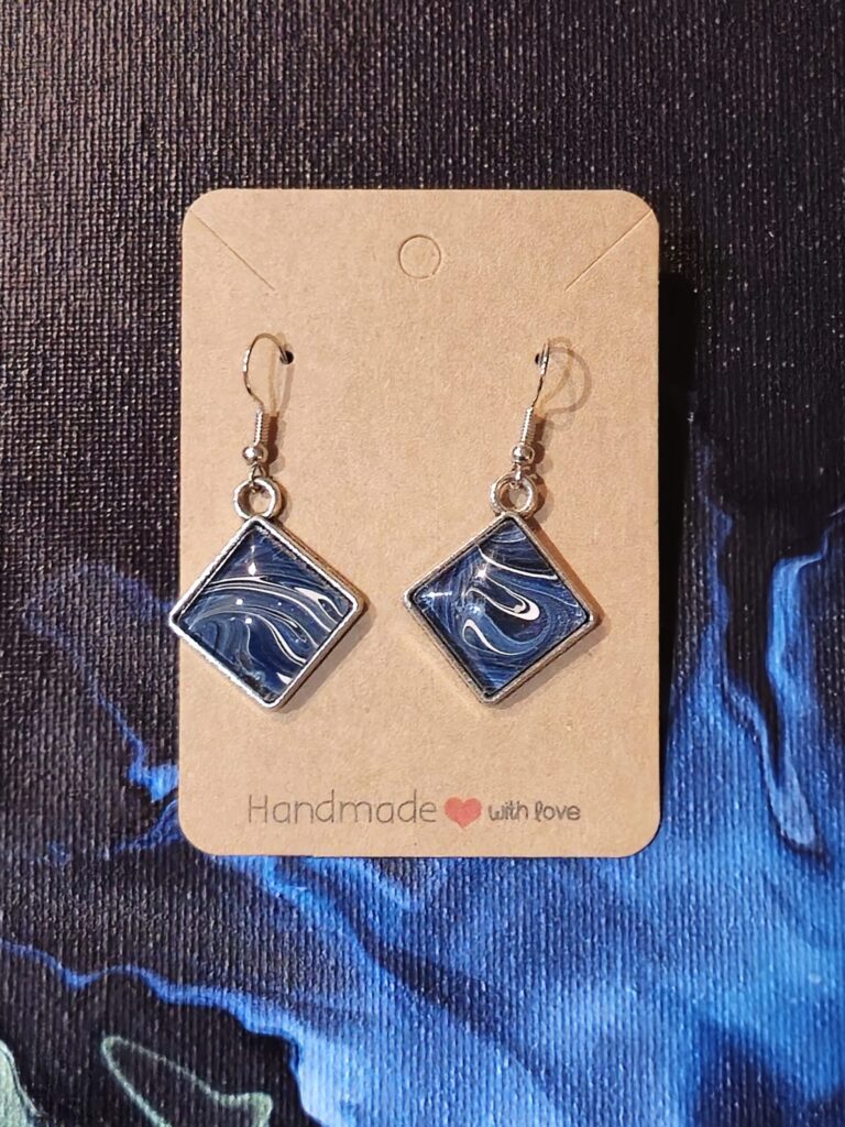 orecchini artigianali fluid art in acciaio inossidabile con cabochon vetro quadrato 15mm gancio monachina, vernice acrilica blu iridescente bianco