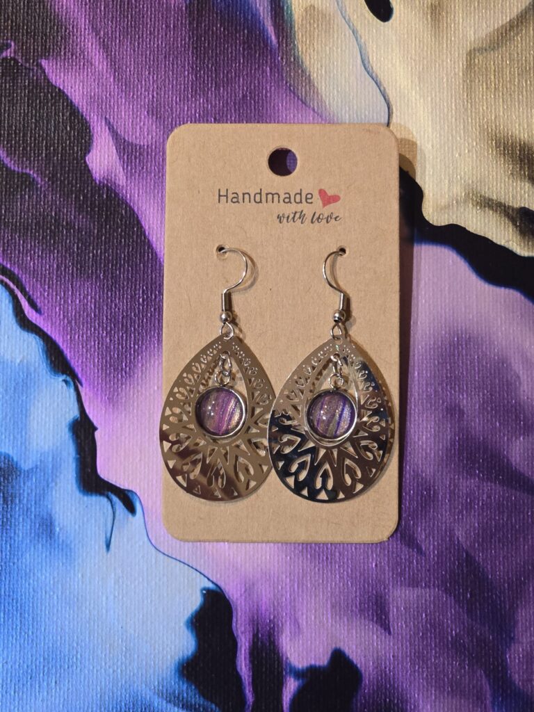 Orecchini iartigianali fluid art in acciaio inossidabile forma a goccia con cuoricini cabochon in vetro 8mm vernice acrilica viola rosa