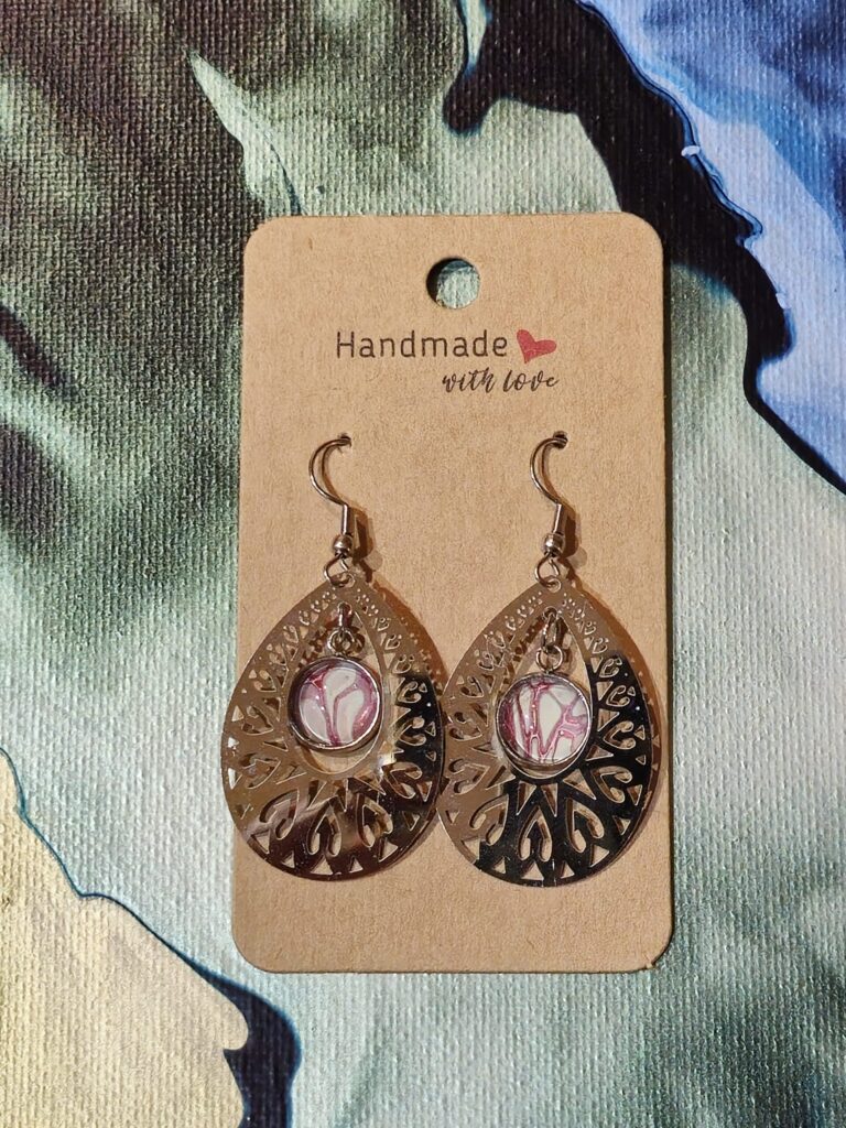 Orecchini artigianali fluid art in acciaio inossidabile forma a goccia con cuoricini cabochon in vetro 8mm vernice acrilica rosa perlato e verde menta chiaro