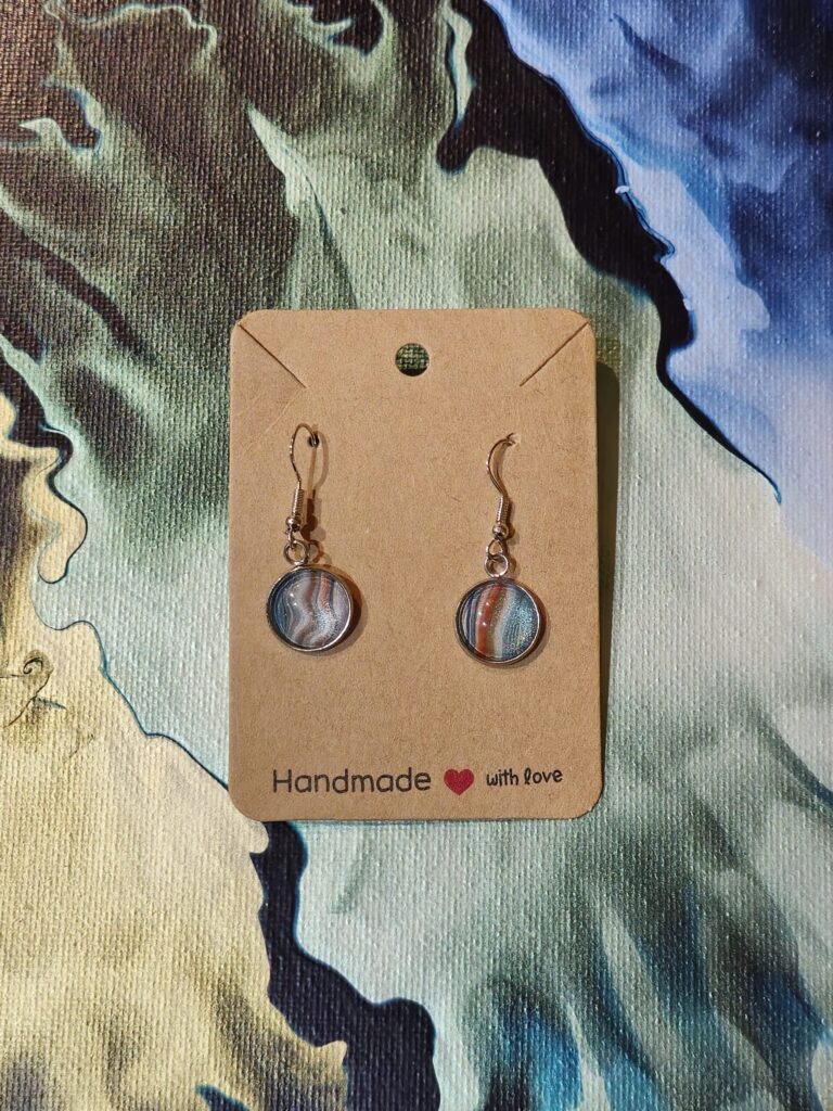 Orecchini artigianali fluid art in acciaio inossidabile gancio monachina cabochon in vetro 12mm vernice acrilica terra bruciata oro celeste verde iridescenti