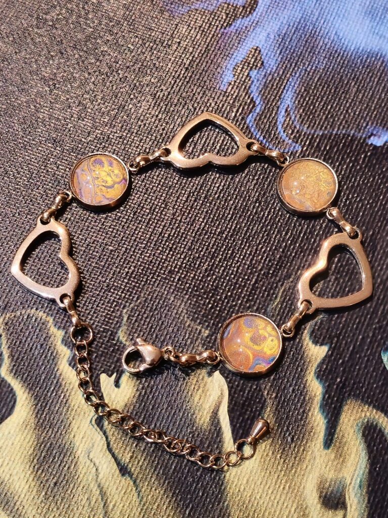 bracciale artigianale fluid art in acciaio inossidabile golden rose con cuoricini cabochon in vetro 12mm vernice acrilica color oro bronzo e blu iridescenti