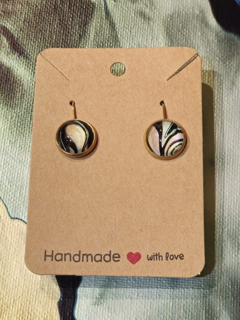 Gioielli artigianali fluid art orecchini in acciaio inossidabile placcati color oro con cabochon rotondo in vetro vernice acrilica nera verde oro perlati