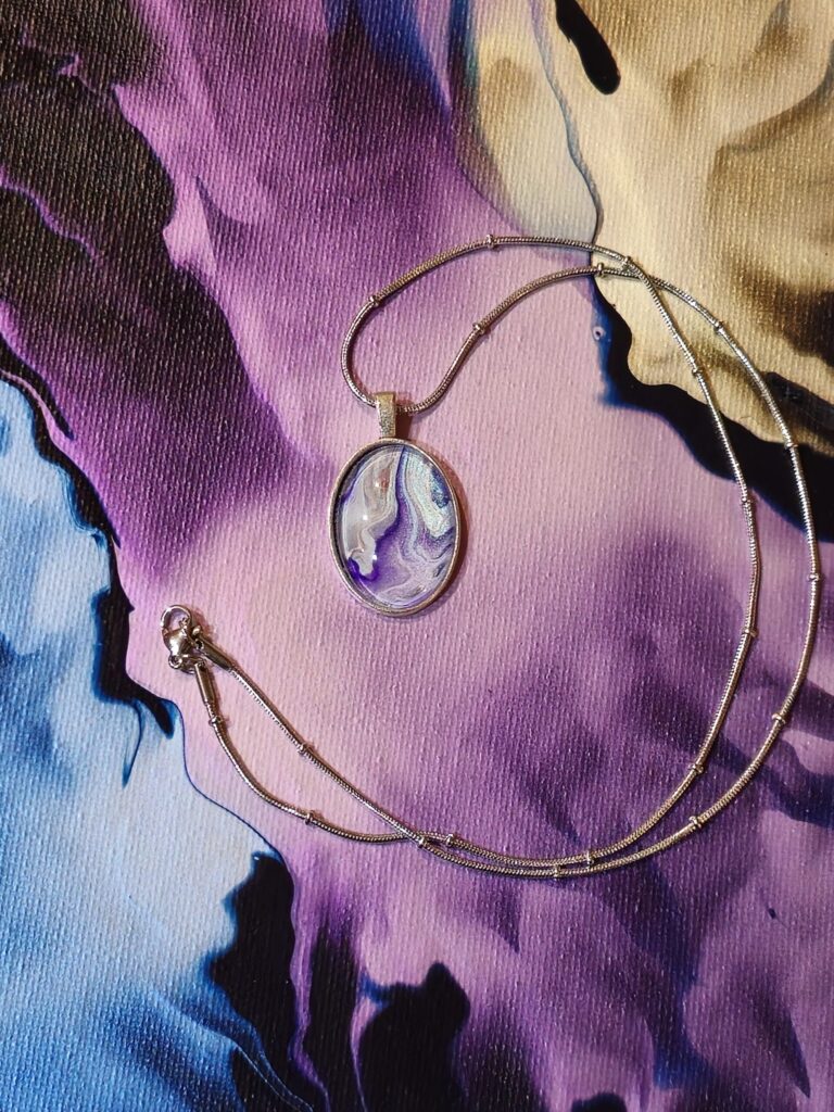 gioielli artigianali fluid art collana con catena in acciaio inossidabile 50cm e pendente ovale in lega di zinco cabochon in vetro ovale vernice acrilica multicolor viola turchese rosa iridescenti
