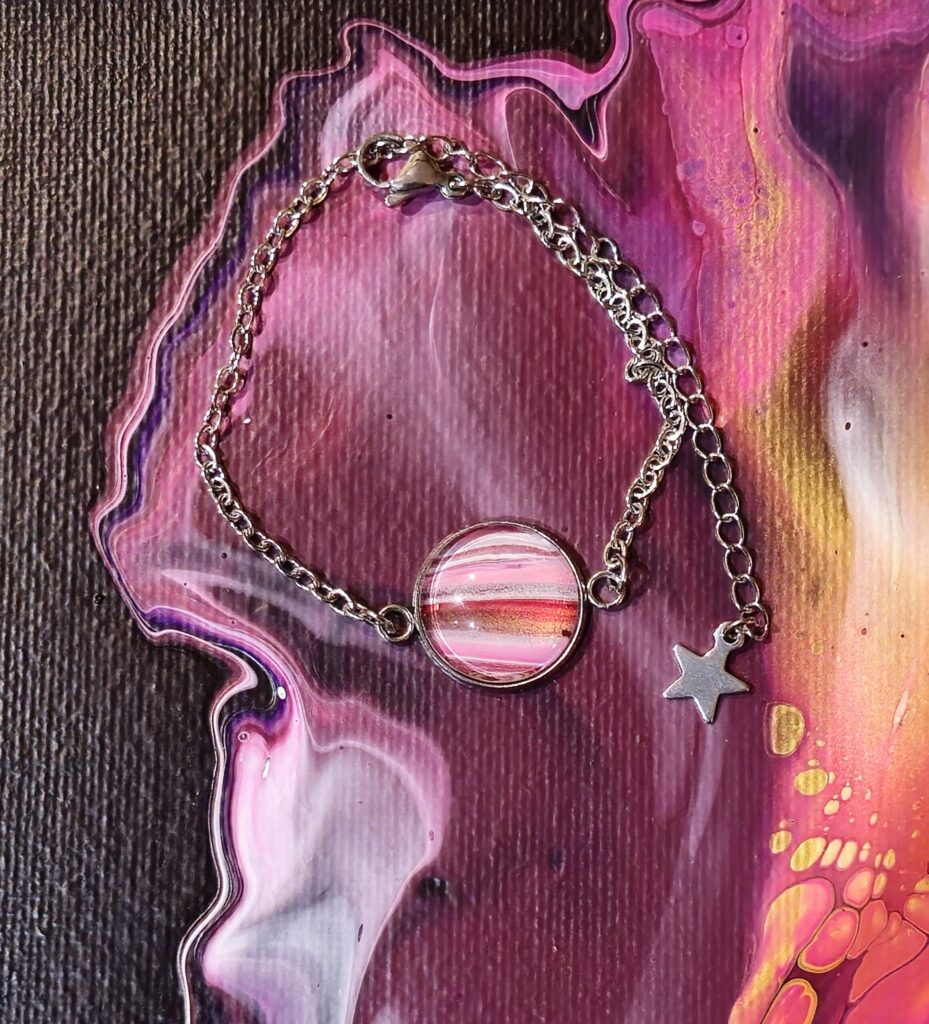 Bracciale artigianale fluid art in acciaio inossidabile con cabochon rotondo in vetro 18mm e vernice acrilica magenta rosa arancio iridescenti