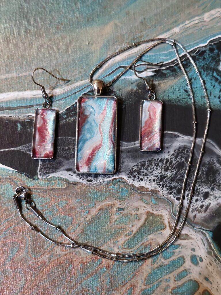 Coordinato collana con catena i 60cm acciaio inossidabile pendente in lega rettangolare e orecchini in acciaio inossidabile con pendente rettangolare gancio monachina cabochon in vetro con vernice acrilica turchese iridescente rosa salmone perlato