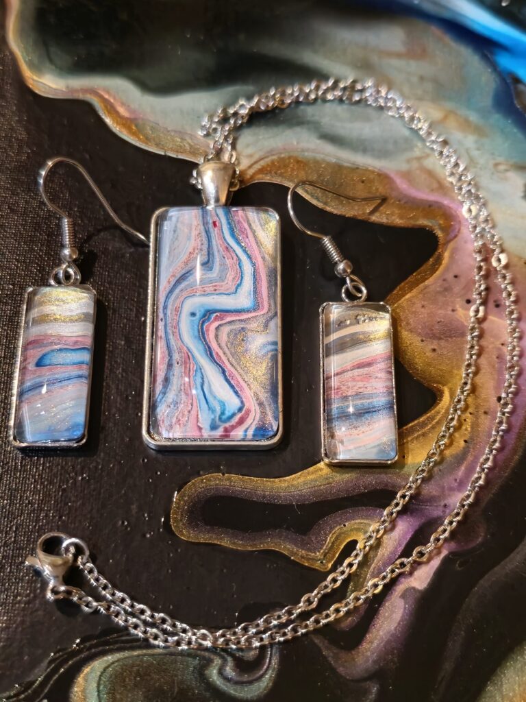 gioielli artigianali fluid art Coordinato collana con catena 45cm acciaio inossidabile pendente in lega rettangolare e orecchini in acciaio inossidabile con pendente rettangolare gancio monachina cabochon in vetro con vernice acrilica rosa oro azzurro