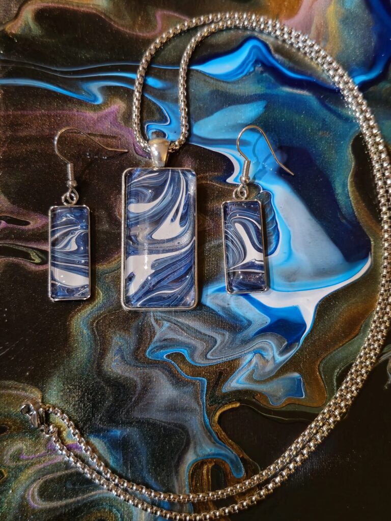 Gioielli artigianali fluid art coordinato collana con catena i 60cm acciaio inossidabile pendente in lega rettangolare e orecchini in acciaio inossidabile con pendente rettangolare gancio monachina cabochon in vetro con vernice acrilica blu iridescente argento bianco