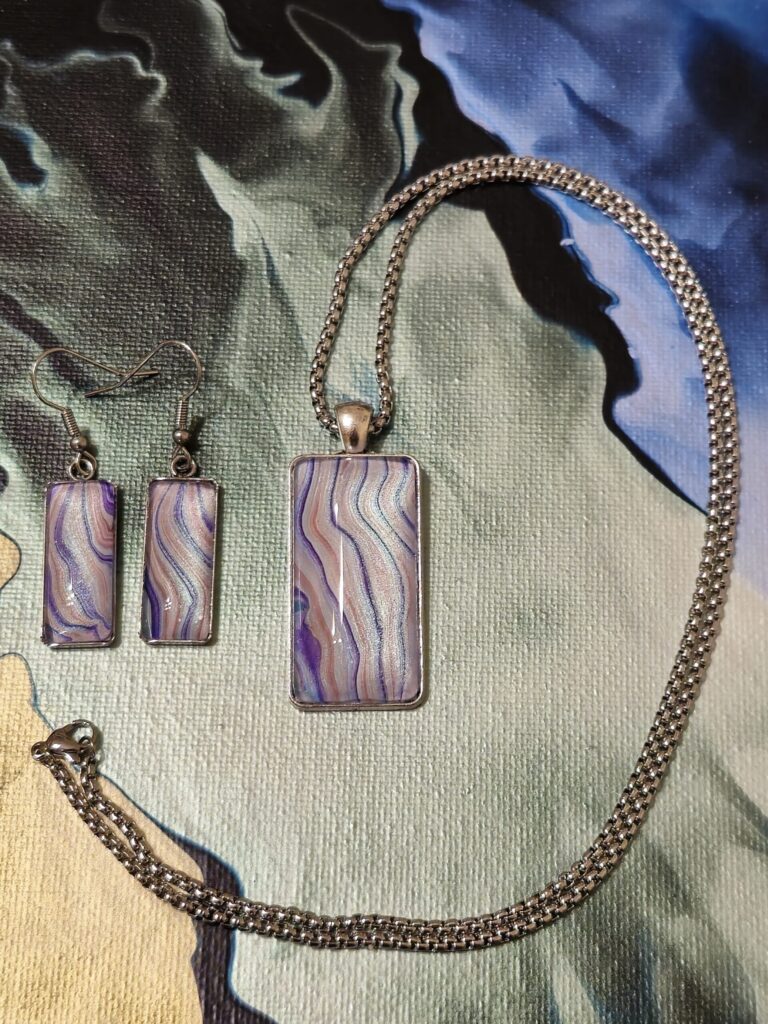 Gioielli artigianali fluid art Coordinato collana in acciaio inossidabile 60cm con pendente in lega con cabochon vetro rettangolare e orecchini in acciaio inossidabile con cabochon vetro rettangolare vernice acrilica multicolor viola rosa effetto rigato perlato
