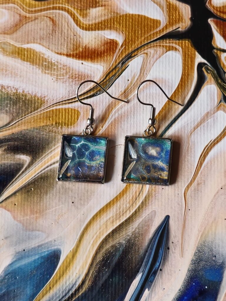 orecchini artigianali fluid art in acciaio inossidabile gancio monachina, cabochon quadrato in vetro 15mm vernice acrilica oro blu turchese- artista AmarAnto