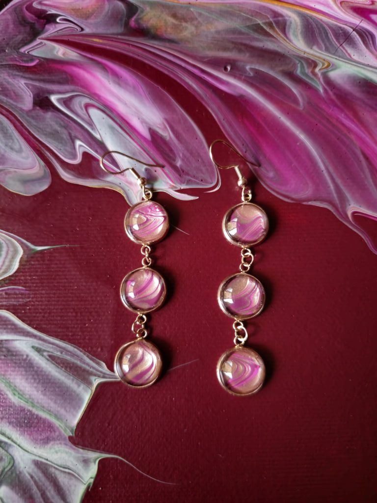 orecchini fluid art unici fatti a mano cabochon vetro con vernice acrilica color rosa perlato amaranto composto da tre cabochon 12 mm acciaio inossidabile golden rose