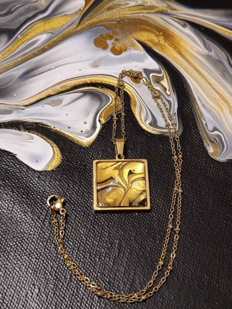 gioielli artigianali tecnica fluid art collana in acciaio inossidabile placcatura sottovuoto pvd oro pendente quadrato cabochon in vetro 20mm colori oro, nero e bronzo iridescenti - artista AmarAntoArte