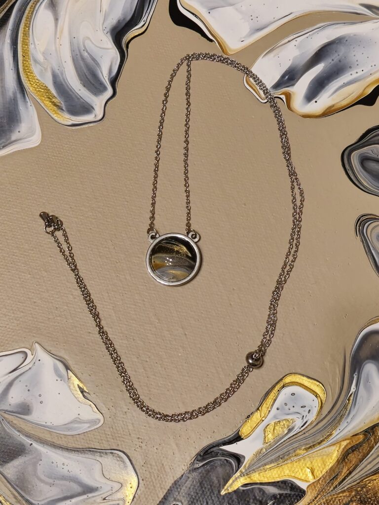 gioielli artigianali tecnica fluid art collana in acciaio inossidabile saliscendi con pendente rotondo cabochon in vetro 16mm colori oro nero grigio iridescenti - artista AmarAntoArte