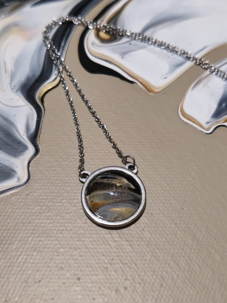 gioielli artigianali tecnica fluid art collana in acciaio inossidabile saliscendi con pendente rotondo cabochon in vetro 16mm colori oro nero grigio iridescenti - artista AmarAntoArte