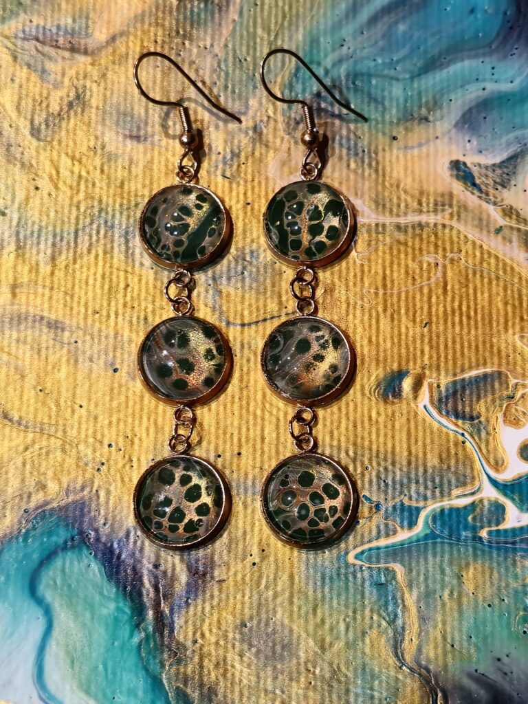 orecchini artigianali fluid art - in acciaio inossidabile color oro con 3 cabochon in vetro di 12mm con vernice acrilica color verde e oro