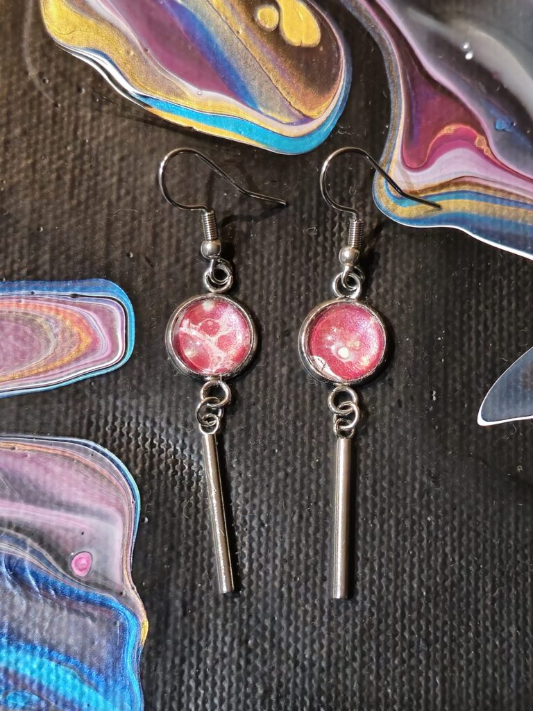 orecchini artigianali fluid art - in acciaio inossidabile con pendente cabochon in vetro di 10mm con vernice acrilica rosa striato