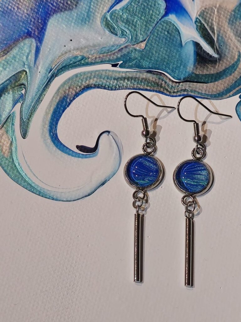 orecchini artigianali fluid art - in acciaio inossidabile con pendente cabochon in vetro di 10mm con vernice acrilica turchese e blu iridescenti