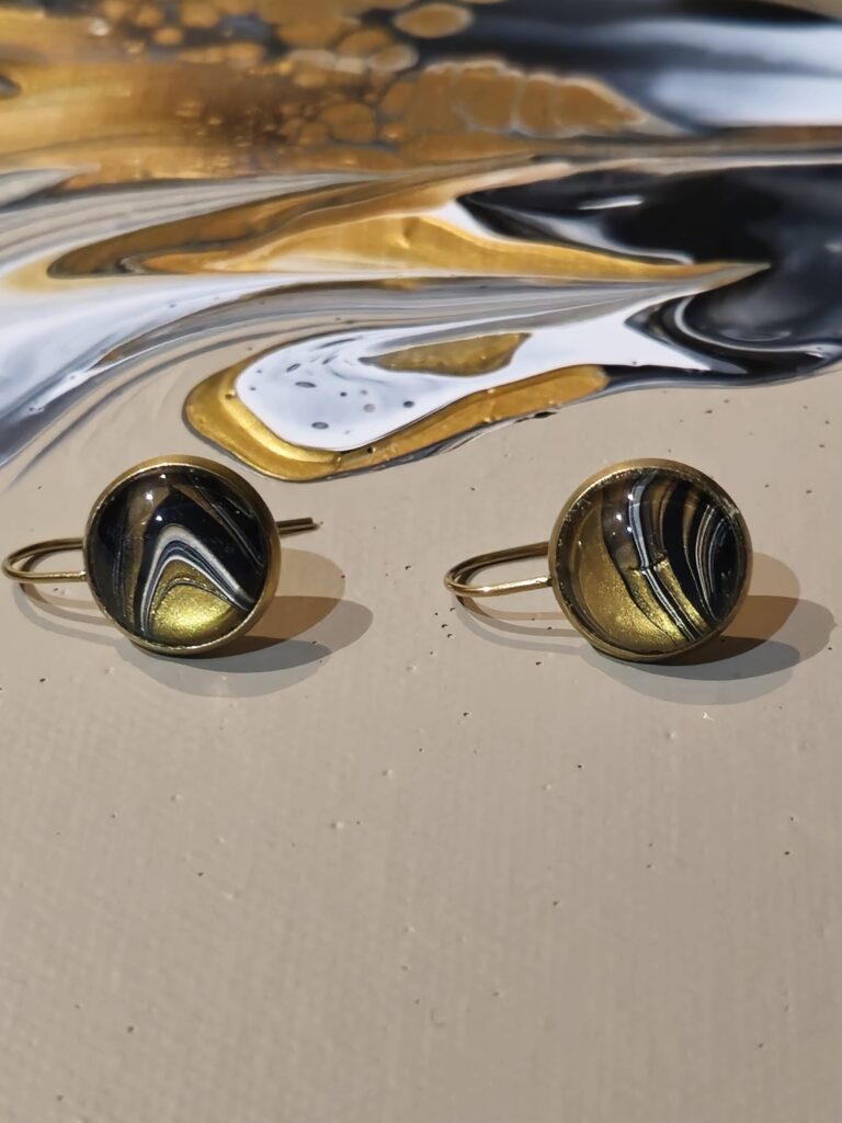 orecchini artigianali fluid art - in acciaio inossidabile color oro con cabochon in vetro di 12mm con vernice acrilica color oro e nero e striature bianche