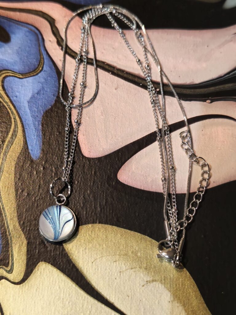 collana doppia catena acciaio inossidabile lungh.38,5cm, con pendente rotondo cabochon in vetro a cupola 12 mm, con vernice acrilica colori perlescenti rosa, blu, verde