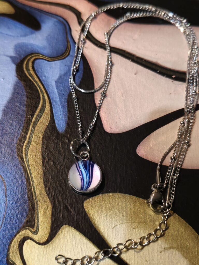 collana doppia catena acciaio inossidabile lungh.38,5cm, con pendente rotondo cabochon in vetro a cupola 12 mm, con vernice acrilica colori perlescenti rosa, blu, verde