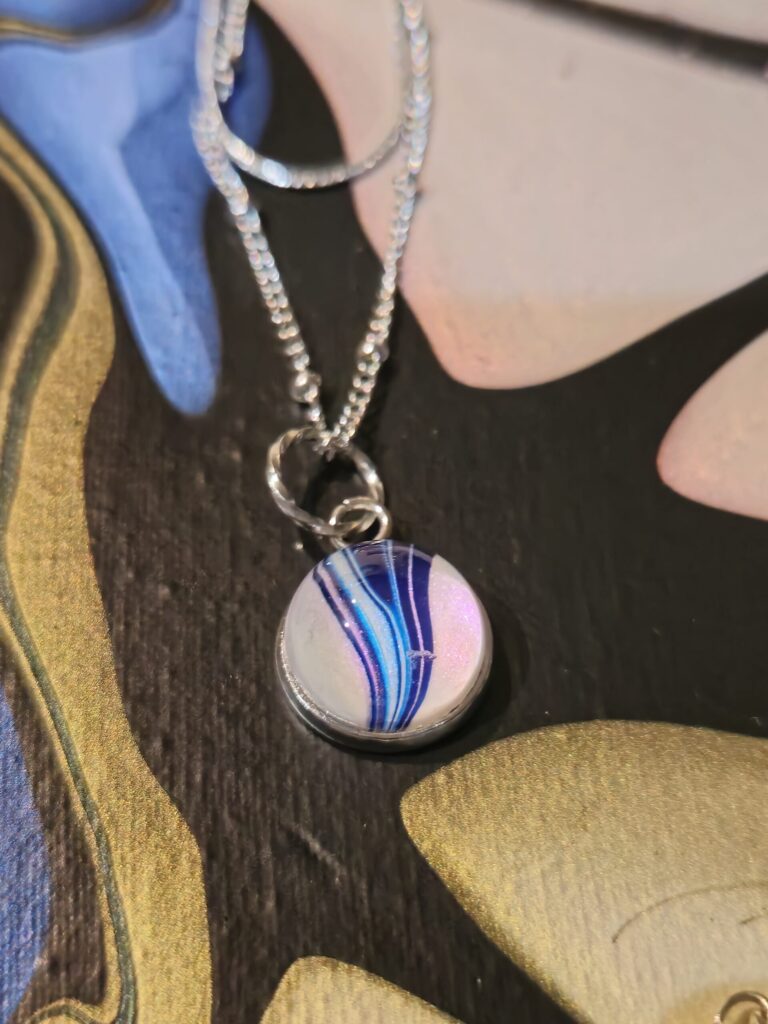 collana doppia catena acciaio inossidabile lungh.38,5cm, con pendente rotondo cabochon in vetro a cupola 12 mm, con vernice acrilica colori perlescenti rosa, blu, verde