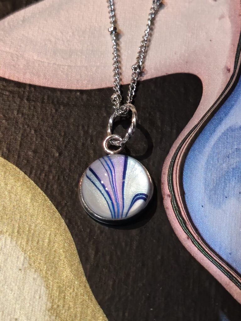 collana doppia catena acciaio inossidabile lungh.38,5cm, con pendente rotondo cabochon in vetro a cupola 12 mm, con vernice acrilica colori perlescenti rosa, blu, verde