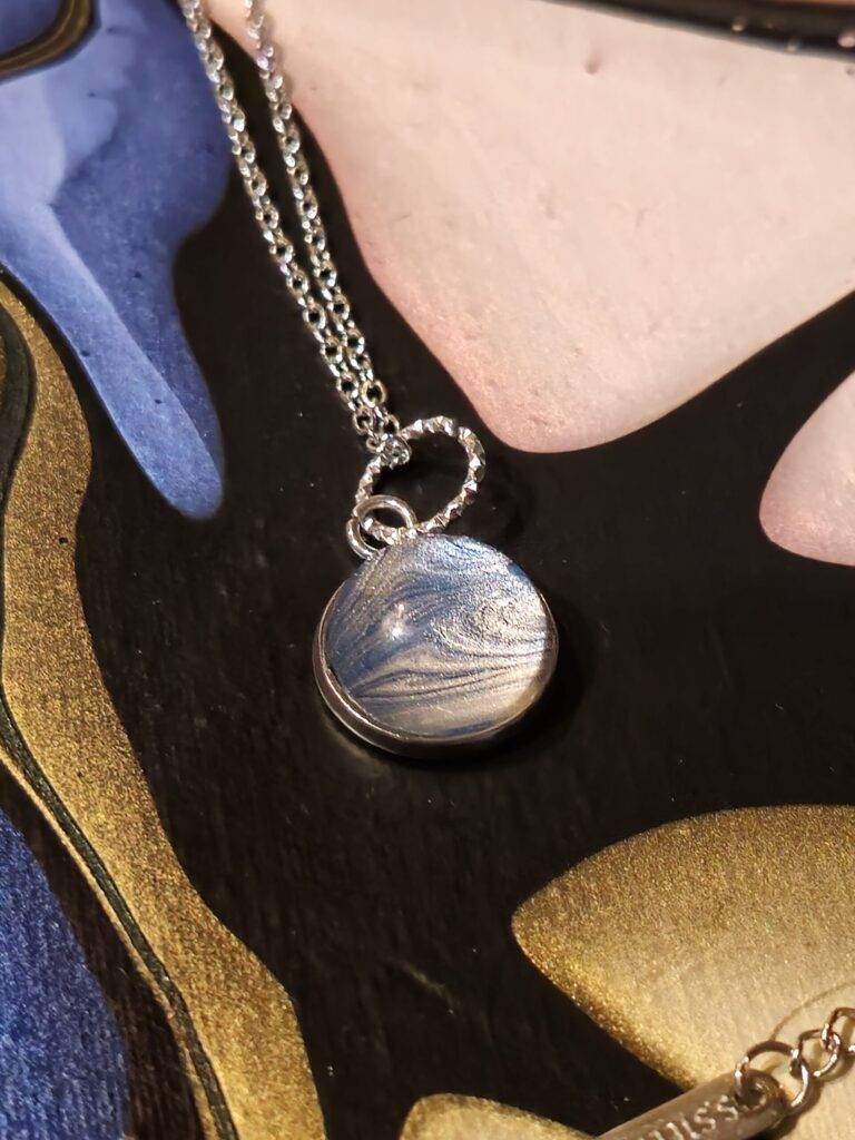 collana in acciaio inossidabile lungh.38,5cm, con pendente rotondo cabochon in vetro a cupola 12 mm, con vernice acrilica colori perlescenti azzurro e argento