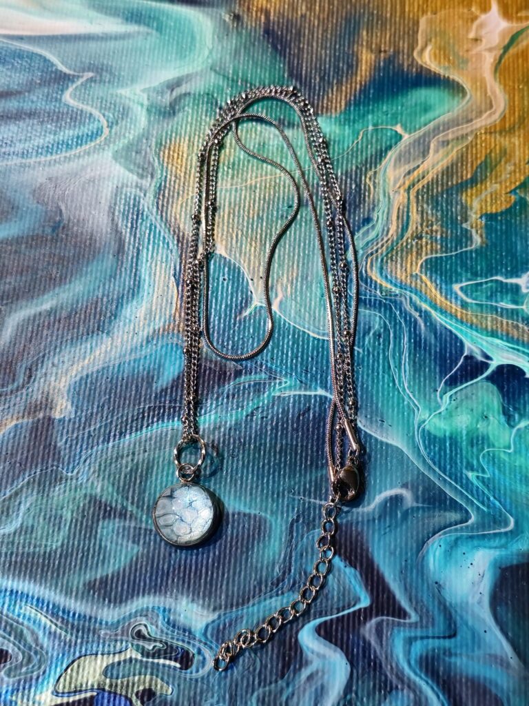 collana doppia catena acciaio inossidabile lungh.38,5cm, con pendente rotondo cabochon in vetro a cupola 12 mm, con vernice acrilica colori perlescenti azzurro e verde