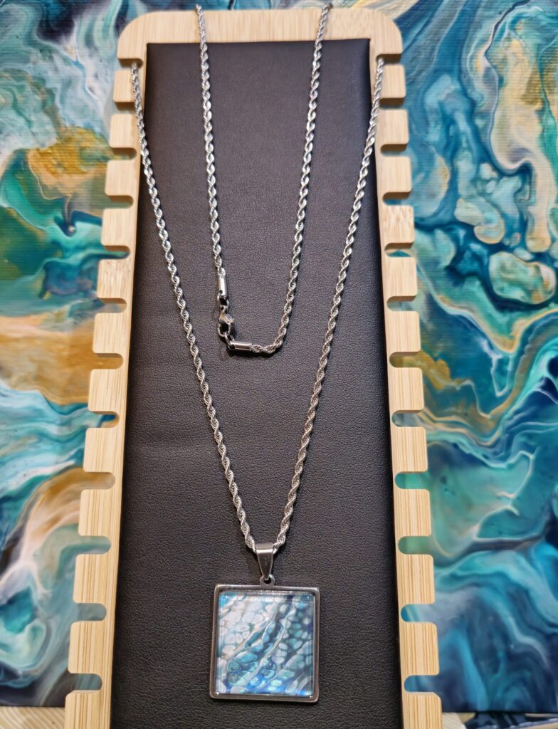 collana con catena 70cm torchon e pendente quadrato 25mm in acciaio inossidabili cabochon in vetro con vernice acrilica turchese blu iridescenti grigio bianco