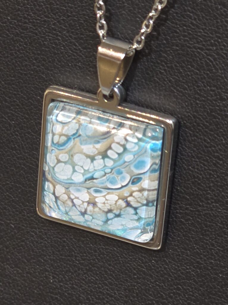 gioielli artigianali fluid art collana con catena 40cm e pendente quadrato 20mm in acciaio inossidabili cabochon in vetro con vernice acrilica turchese blu iridescenti argento e bianco