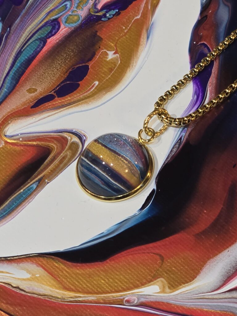 collana artigianale - fluid art con catena 60cm e pendente rotondo 20mm in acciaio inossidabile cabochon vetro con vernice acrilica colori arcobaleno