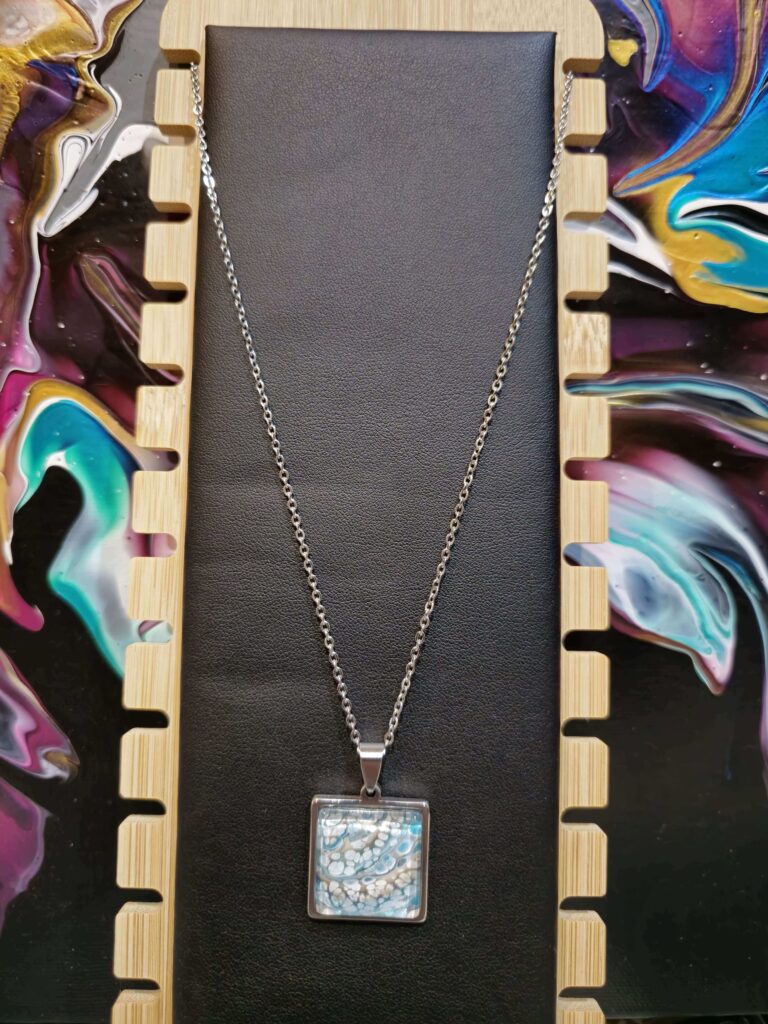 collana con catena 40cm e pendente quadrato 20mm in acciaio inossidabili cabochon in vetro con vernice acrilica turchese blu iridescenti argento e bianco