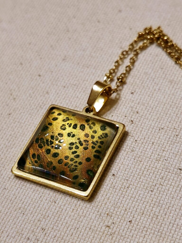 collana in acciaio inossidabile color oro 45 cm con pendente in acciaio inossidabile quadrato con vernice acrilica color oro verde e rame