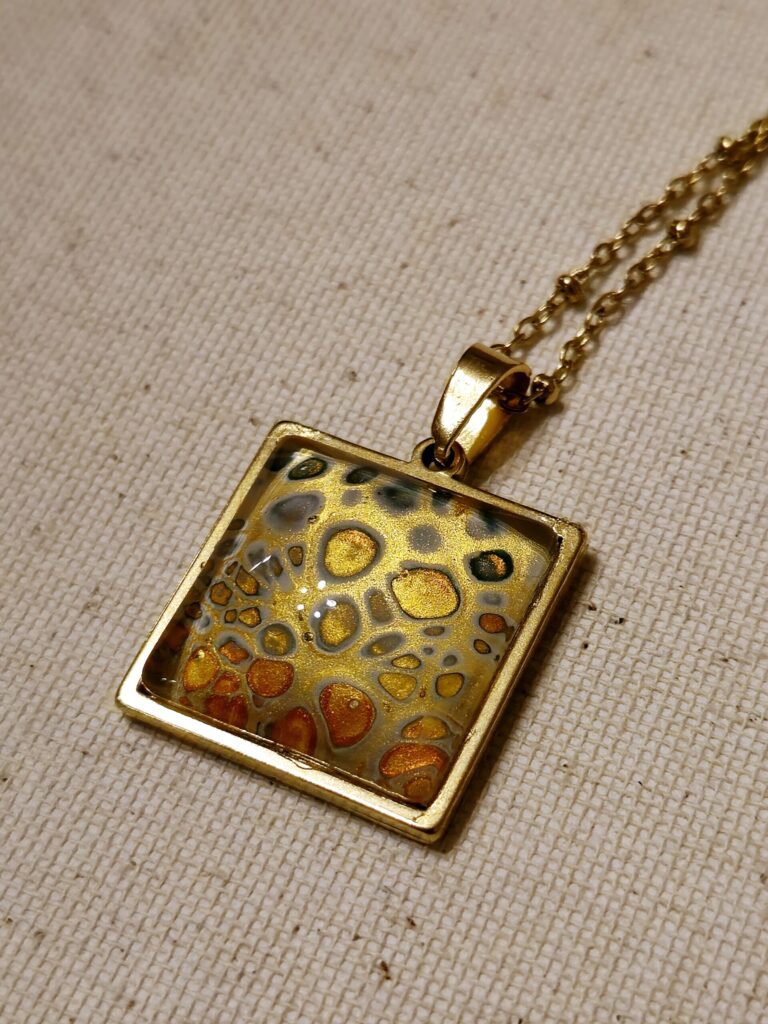 collana in acciaio inossidabile color oro 45 cm con pendente in acciaio inossidabile quadrato con vernice acrilica color oro bianco blu e rame