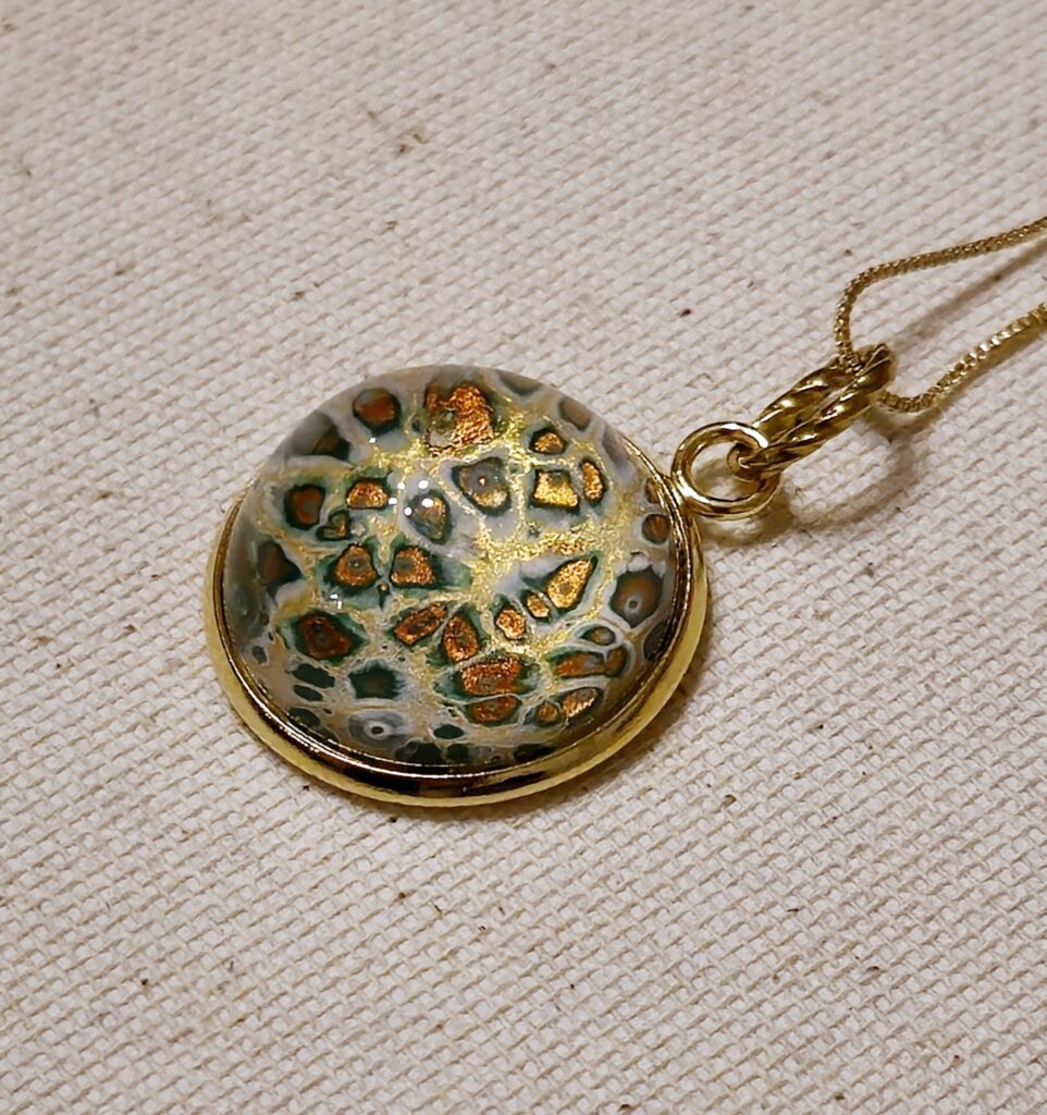 gioiello artigianale-collana acciaio inossidabile con pendente rotondo a cupola color oro verde rame