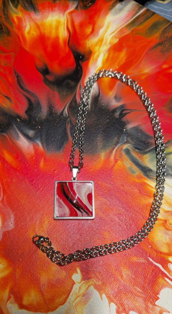 collana artigianale fluid art con catena 70cm e pendente quadrato 25mm in acciaio inossidabili cabochon in vetro con vernice acrilica rossa fuoco nero,bianco. Autore AmarAnto Arte