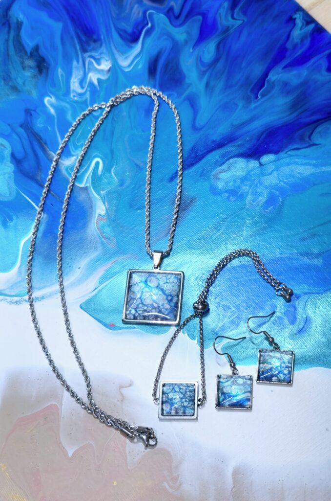 Bijoux artigianale fluid art - set di collana con ciondolo quadrato effetto mare color celeste azzurro iridescente turchese in acciaio inossidabile 25mm, bracciale e orecchini in acciaio inossidabile cabochon 12mm color turchese, azzurro iridescenti effetto mare.