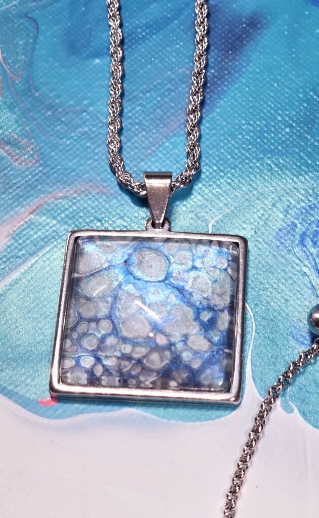 Particolare ciondolo cabochon 25 mm color turchese, azzurro, blu iridescenti